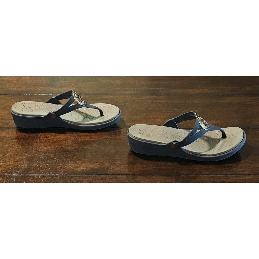 Crocs Sanrah Sandals Size 10 Thong Gold Medallion Ring Wedge Flip Flop Navy